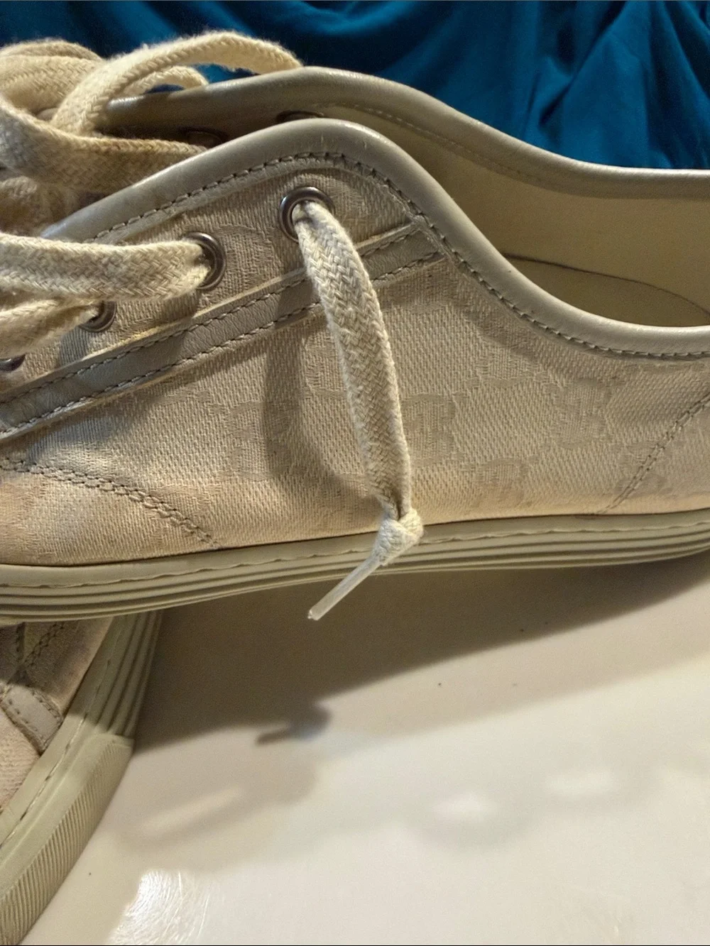 Gucci Cream Leather Slip-On Sneakermens. A little bit discoloration on bottom